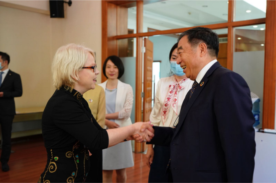 马蔚华与白雅婷亲切交谈.png